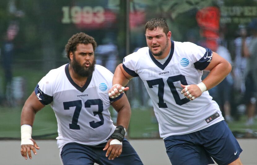 Zack Martin (70) y Joe Looney (73) (Louis DeLuca/The Dallas Morning News)