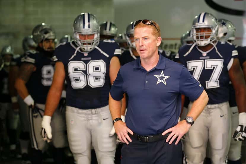 Dallas Cowboys head coach Jason Garrett and his team wait to be introduced before the Tampa...