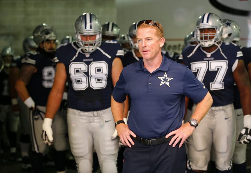 Dallas Cowboys head coach Jason Garrett and his team wait to be introduced before the Tampa...