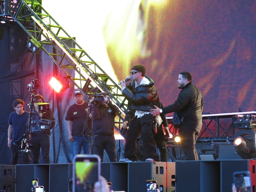 El cantante mexicano Gabito Ballesteros durante su concierto en el Coca-Cola Flow Fest en la...