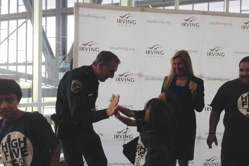 El jefe de la policía de Irving Larry Boyd (izq.) choca las manos con Natalie y Aubrey...