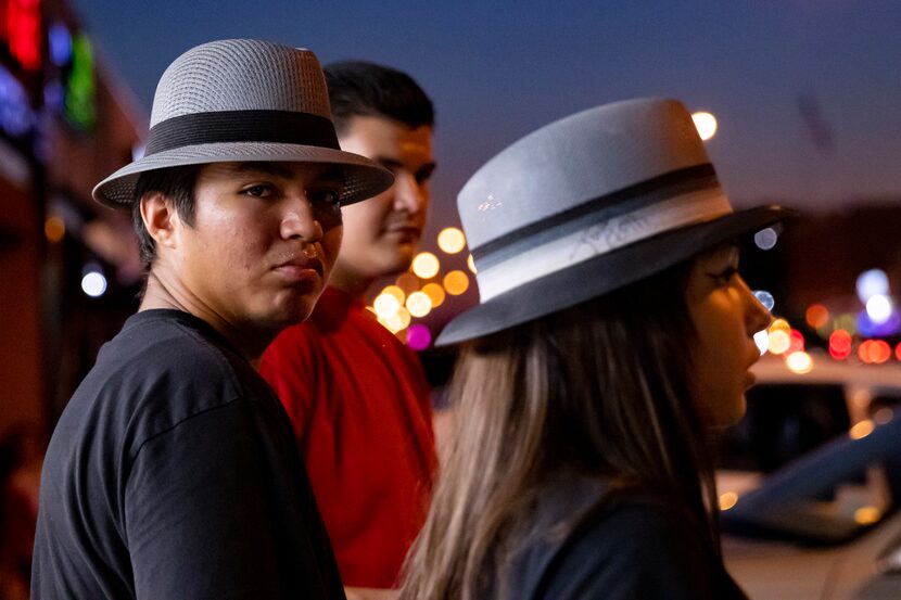 Christopher Vasquez (left) y Alina Guzman caminan con su chicano Style en la Jefferson...