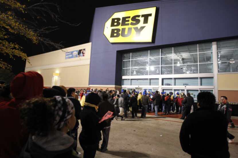 Holiday shoppers gathered outside a Best Buy in Mesquite late on Thanksgiving night.