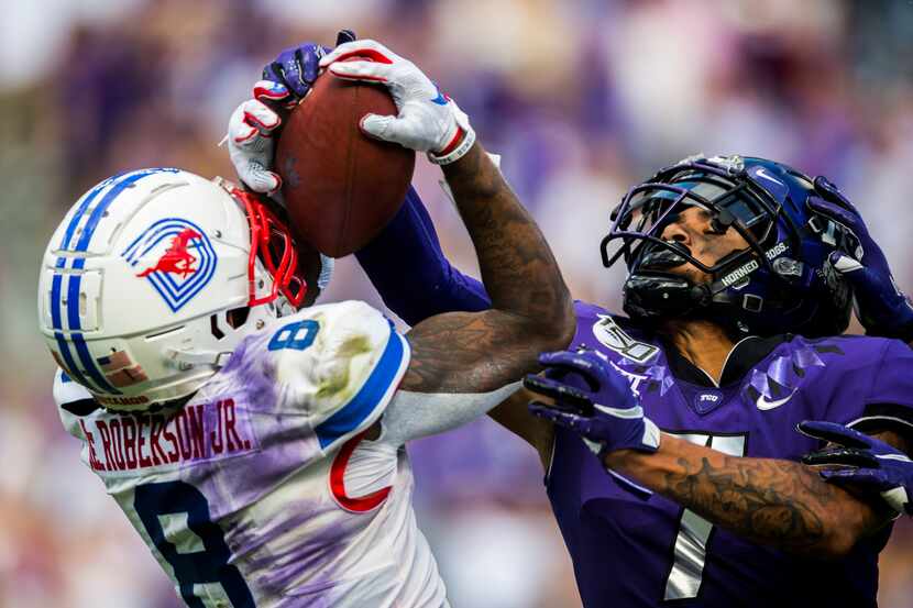 Southern Methodist Mustangs wide receiver Reggie Roberson Jr. (8) catches a pass as TCU...