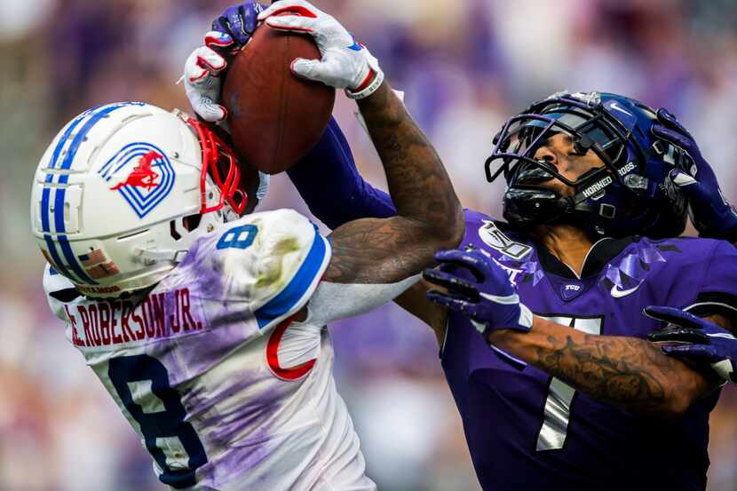 Southern Methodist Mustangs wide receiver Reggie Roberson Jr. (8) catches a pass as TCU...