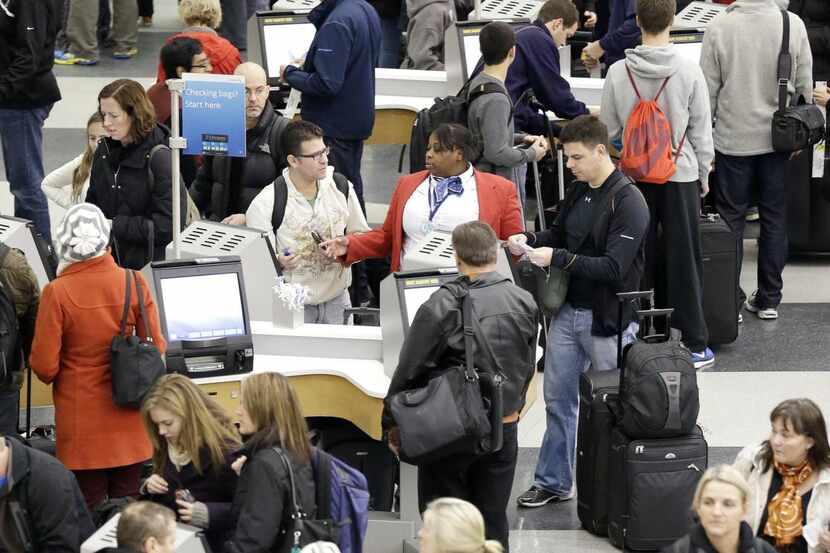 Autoridades y aerolíneas esperan largas esperas en los puntos de revisión de aeropuertos...