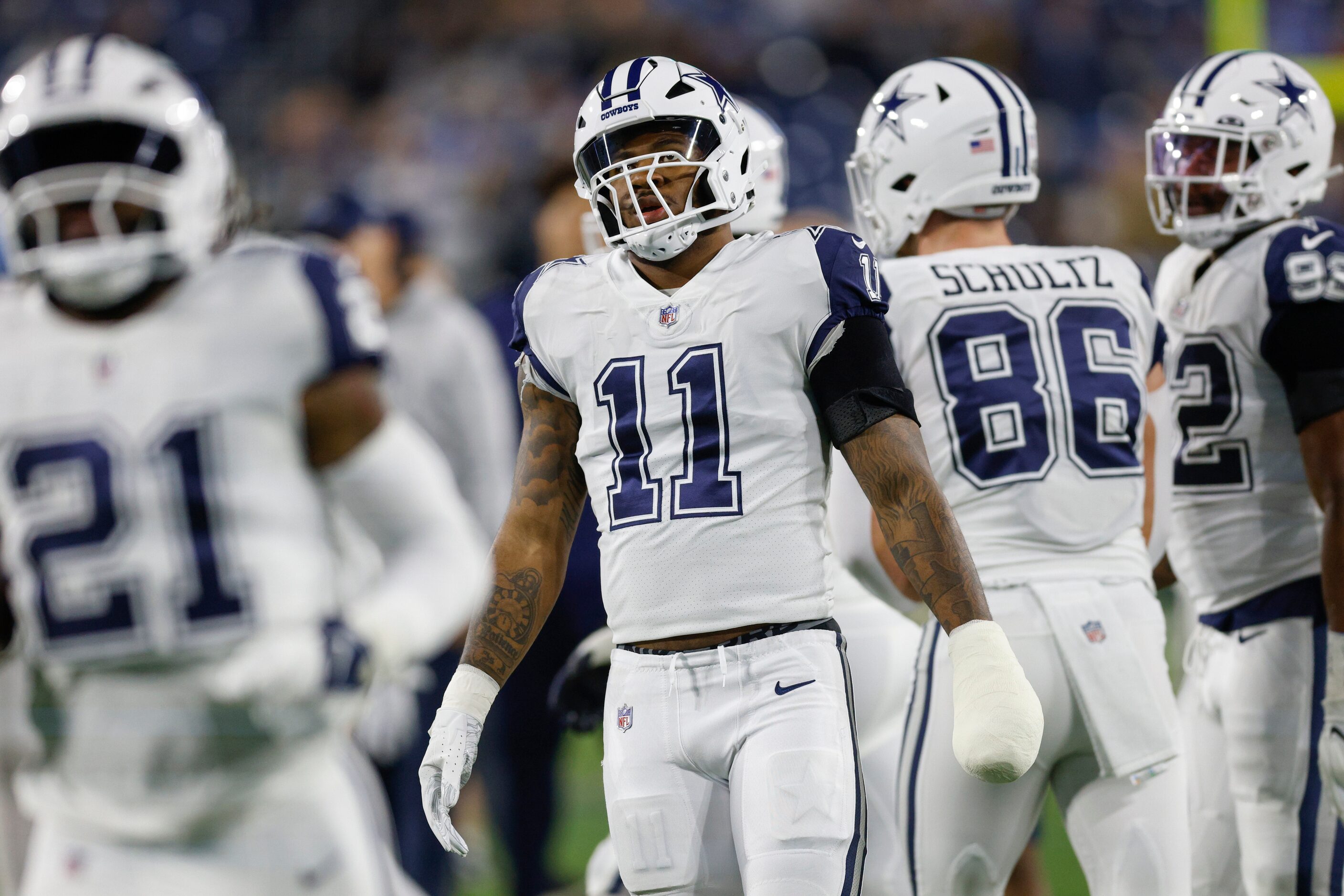 Dallas Cowboys linebacker Micah Parsons (11) warms up with his left hand wrapped before an...