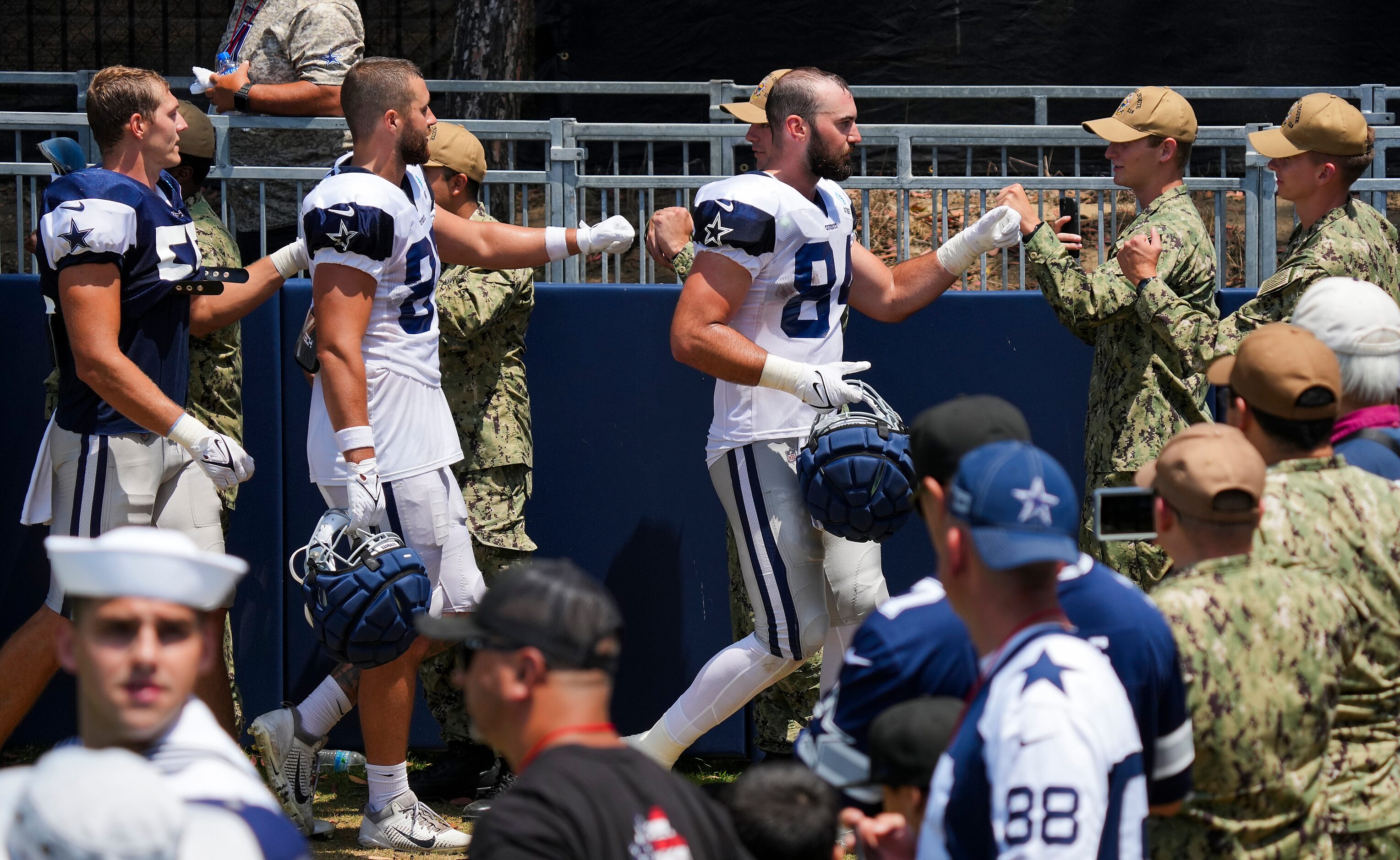 Dallas Cowboys tight end Sean McKeon (84), tight end Jake Ferguson (87) and outside...