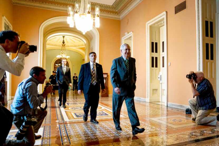 El líder de la mayoría del senado, Mitch McConnel, de Kentucky, llega al Capitolio en...