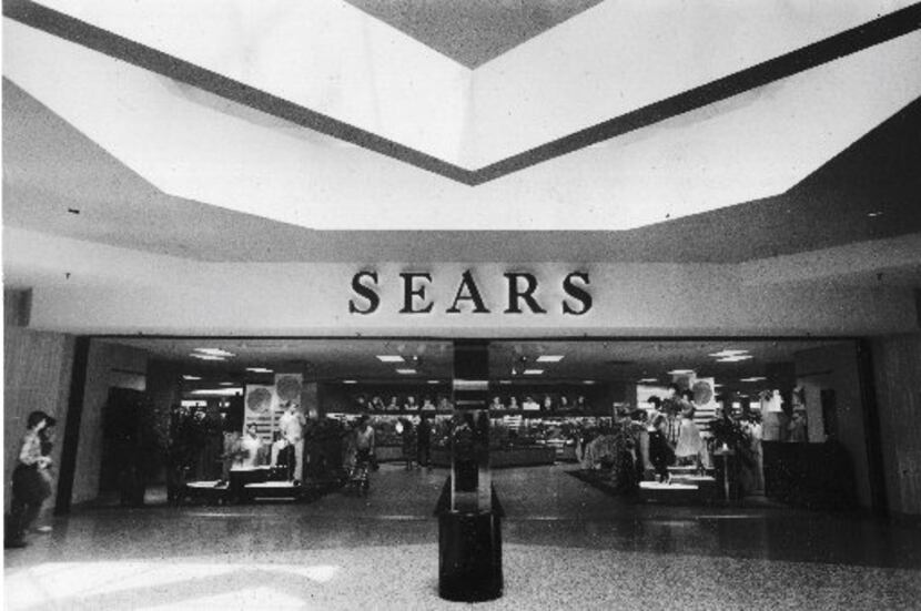 The mannequins struck serious poses at the entrance to Sears in Valley View in 1984. 