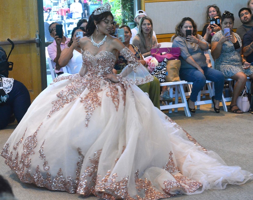 Quinceañeras desfilaron la mañana del sábado 10 de septiembre en el Dallas Arboretum para...