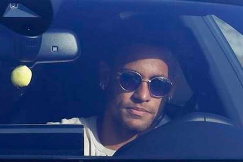 El delantero del Barcelona Neymar a su llegada a la ciudad deportiva Joan Gamper en Sant...
