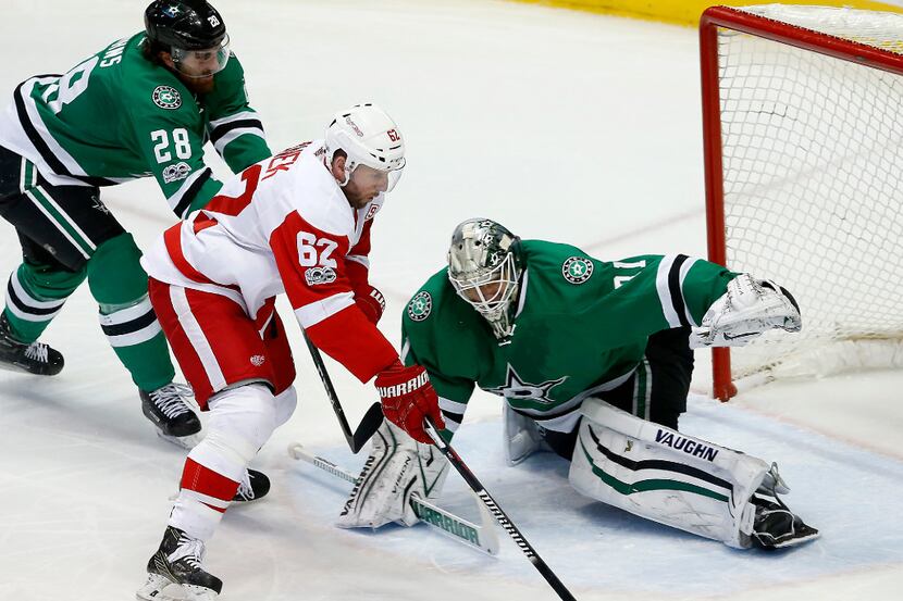 Detroit Red Wings left wing Thomas Vanek (62) shoots the puck on Dallas Stars goalie Antti...