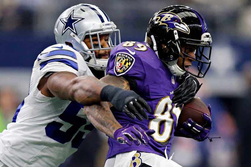 Dallas Cowboys middle linebacker Anthony Hitchens (59) tackles Baltimore Ravens wide...