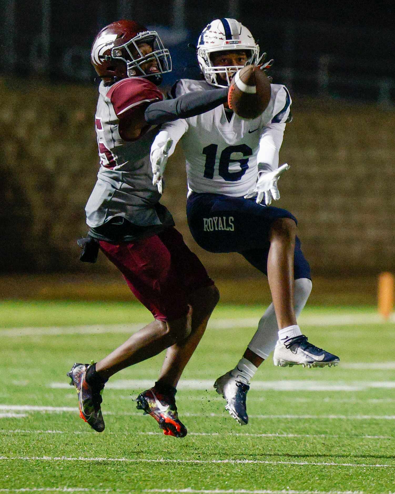 Mansfield Timberview defensive back Elijah Pratt (25) breaks up a pass intended for Richland...
