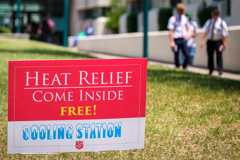 Letreros apuntan a una estación refrigerante en el refugio del Salvation Army el 9 de agosto...