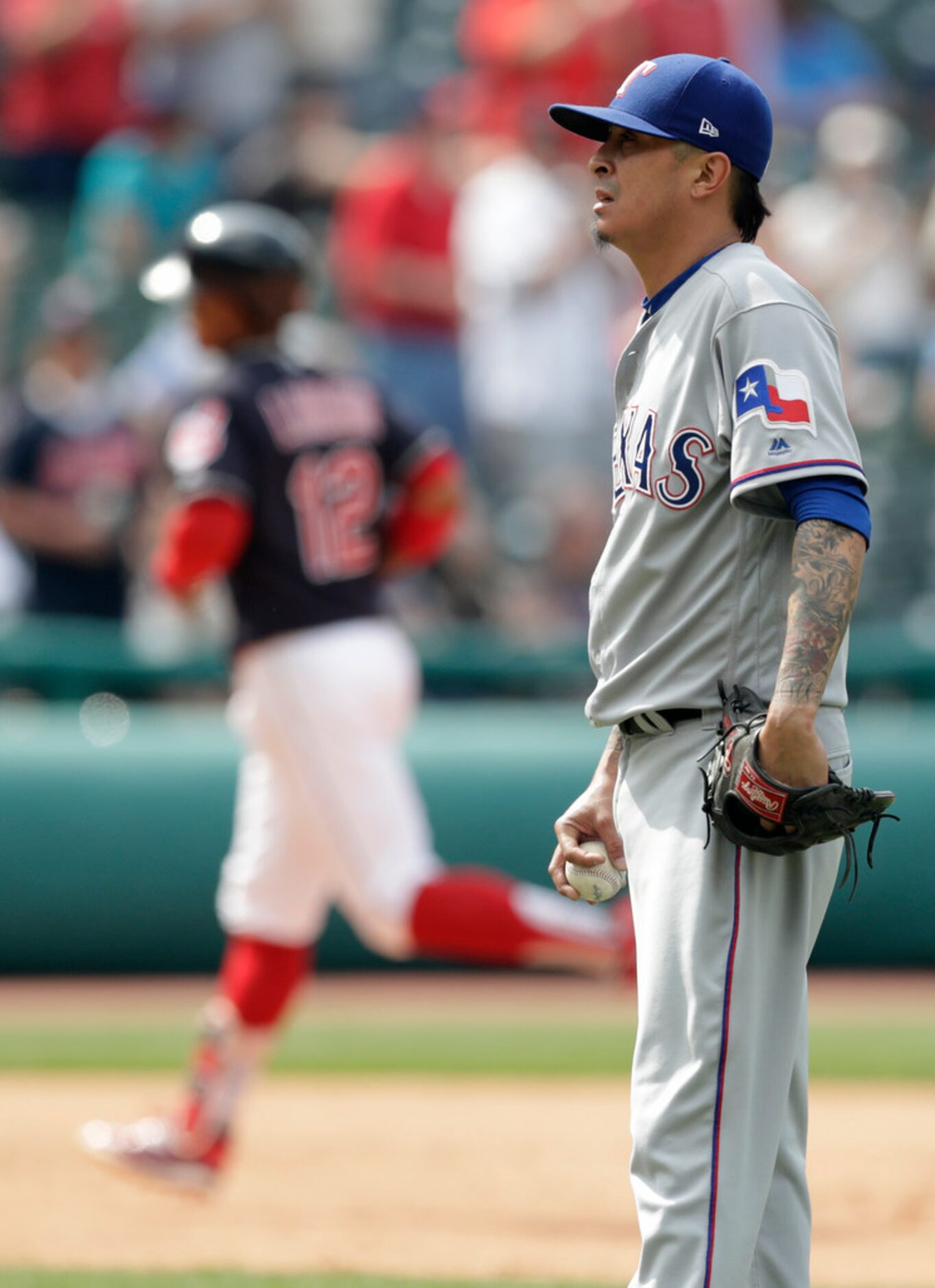 Texas Rangers relief pitcher Jesse Chavez, right, waits for Cleveland Indians' Francisco...