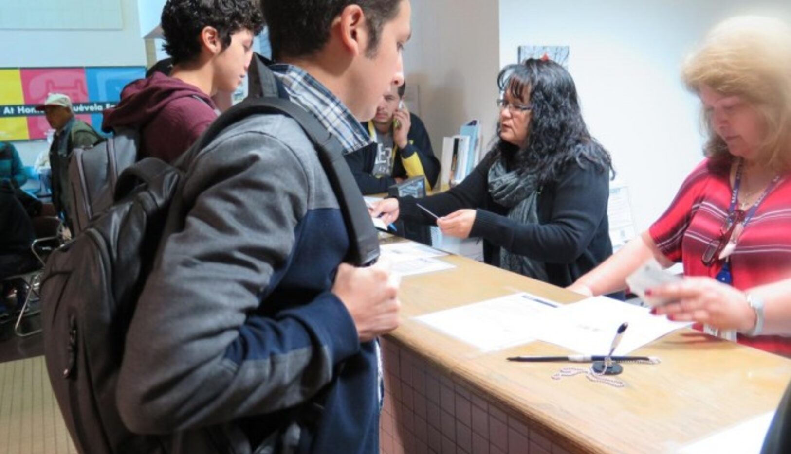 Jóvenes migrantes tramitan su licencia de conducir tras obtener la acción diferida....