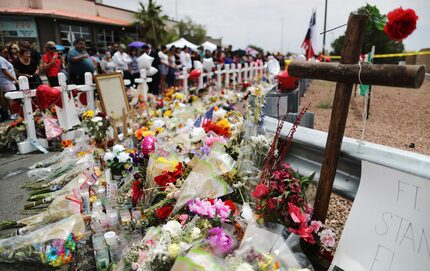 La gente visitó un monumento en honor a las víctimas afuera de Walmart, cerca de la escena...