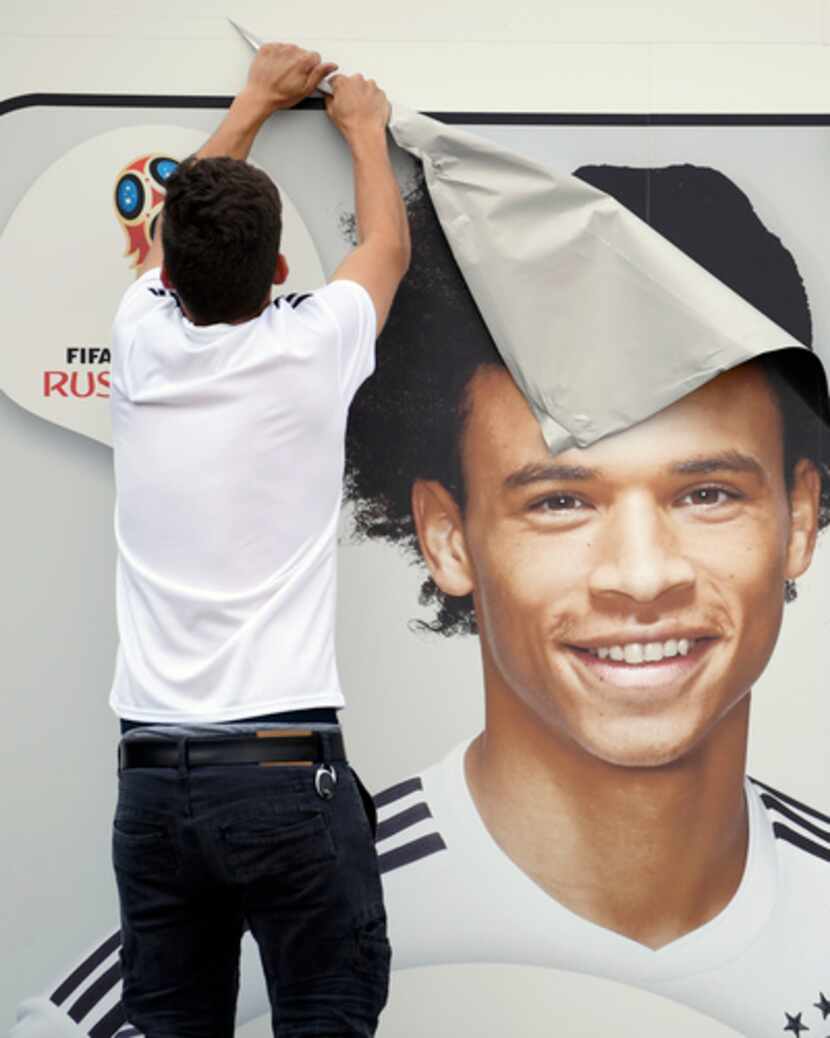 Poster de Leroy Sane fue retirado de las calles de Alemania. Foto AP