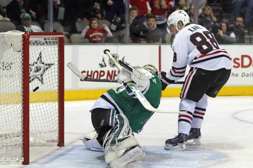 Chicago Blackhawks right wing Patrick Kane (88) scores a goal in front of Dallas Stars...