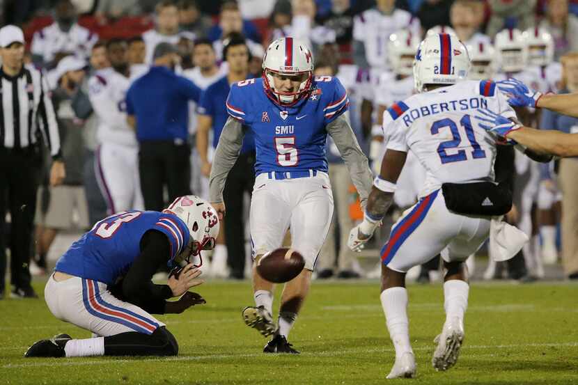 Southern Methodist Mustangs place kicker Josh Williams (5) kicks a 25-yard field goal to...