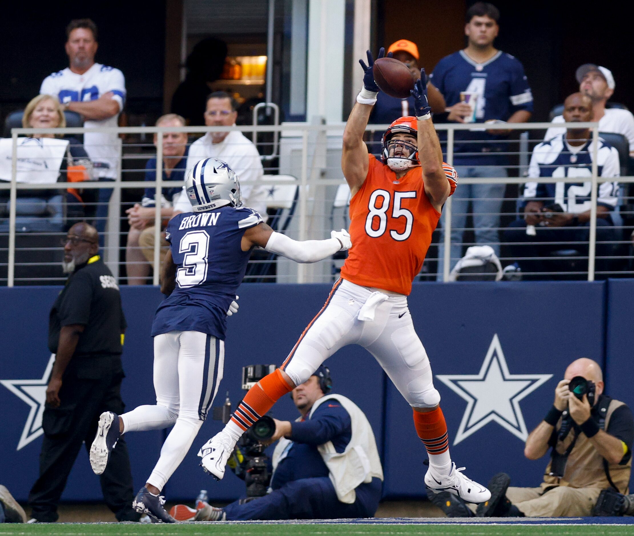 Chicago Bears tight end Cole Kmet (85) catches a pass for a touchdown over Dallas Cowboys...