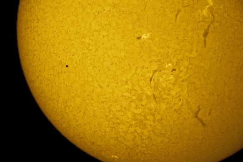 El tránsito de Mercurio se puede apreciar con telescopios especiales. Se ve al Sol, con un...