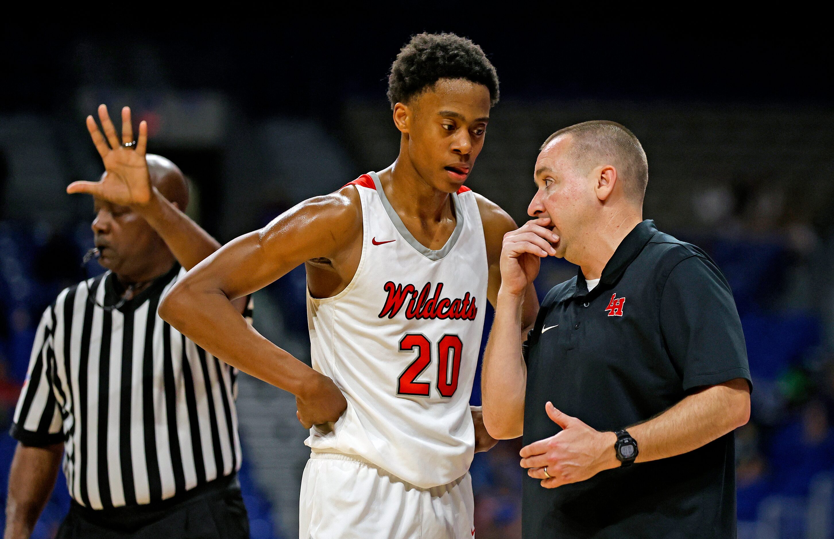 Richardson Lake Highlands head coach Joe Duffield confers with Richardson Lake Highlands Tre...