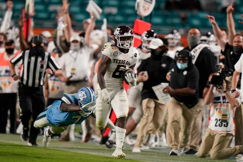 Texas A&M running back Devon Achane (6) runs for a touchdown during the second half of the...