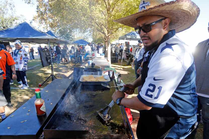 Preparar carnes asada es una actividad muy popular antes de los juegos de los Cowboys de...