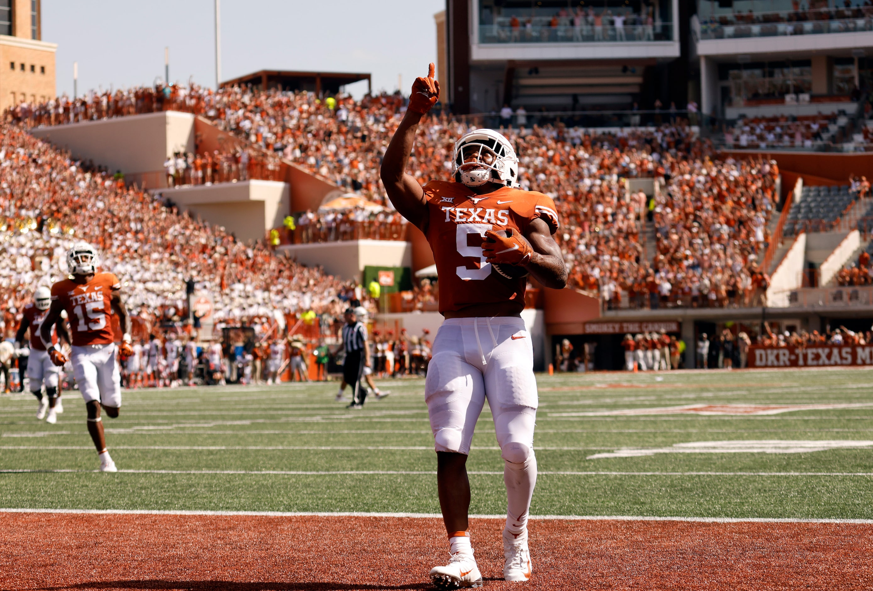 Texas Longhorns running back Bijan Robinson (5) points skyward after scoring a first quarter...