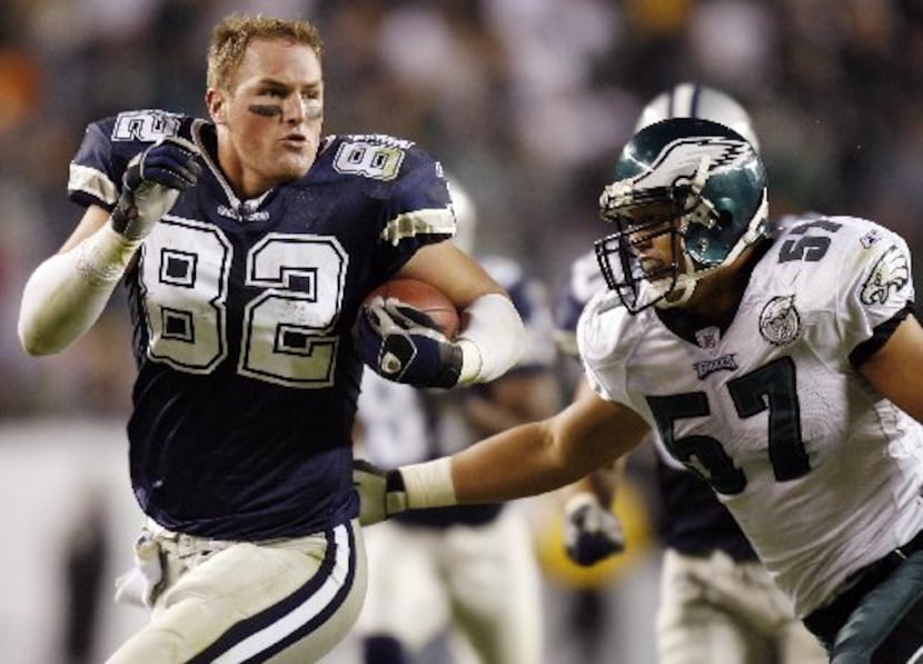 11/04/2007Dallas Cowboys' Jason Witten drives on without a helmet scrambling for extra...