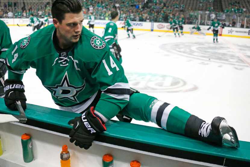 Dallas Stars left wing Jamie Benn (14) loosens up before the Anaheim Ducks vs. the Dallas...