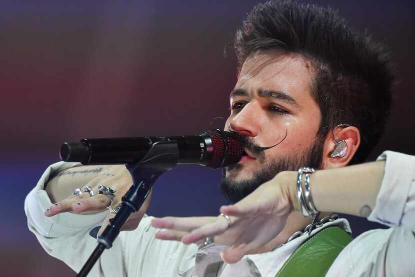 Camilo canta en su show en el estadio Enrique Roca de Murcia, España, el 7 de julio de 2021....