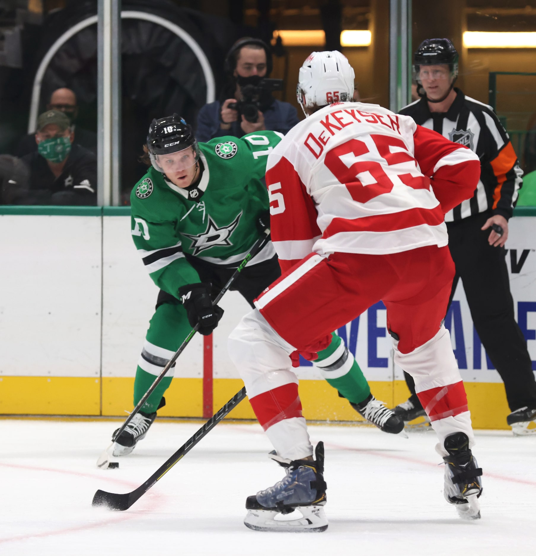 Dallas Stars Ty Dellandrea (10) advances the puck as Detroit Red Wings defenseman Danny...