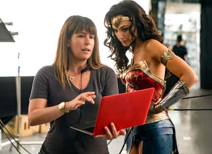 La directora Patty Jenkins, izquierda, y la actriz Gal Gadot en el plató de "Wonder Woman...