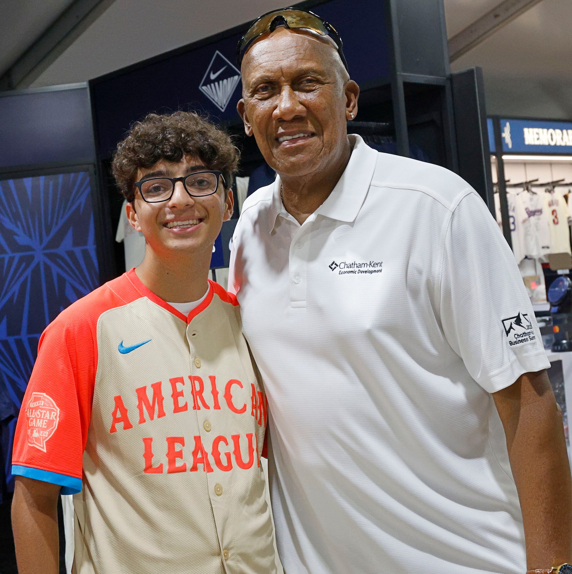 Make-a-Wish kid Devan Huber , 16, of Demarest N.J., poses for a photo with former Texas...