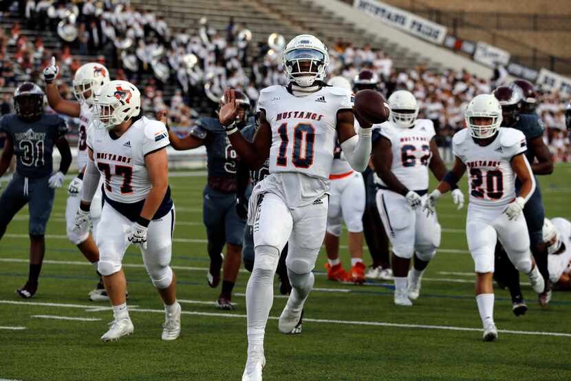 Sachse QB Alex Orji (10) strolls in for the team’s first touchdown of the night during the...
