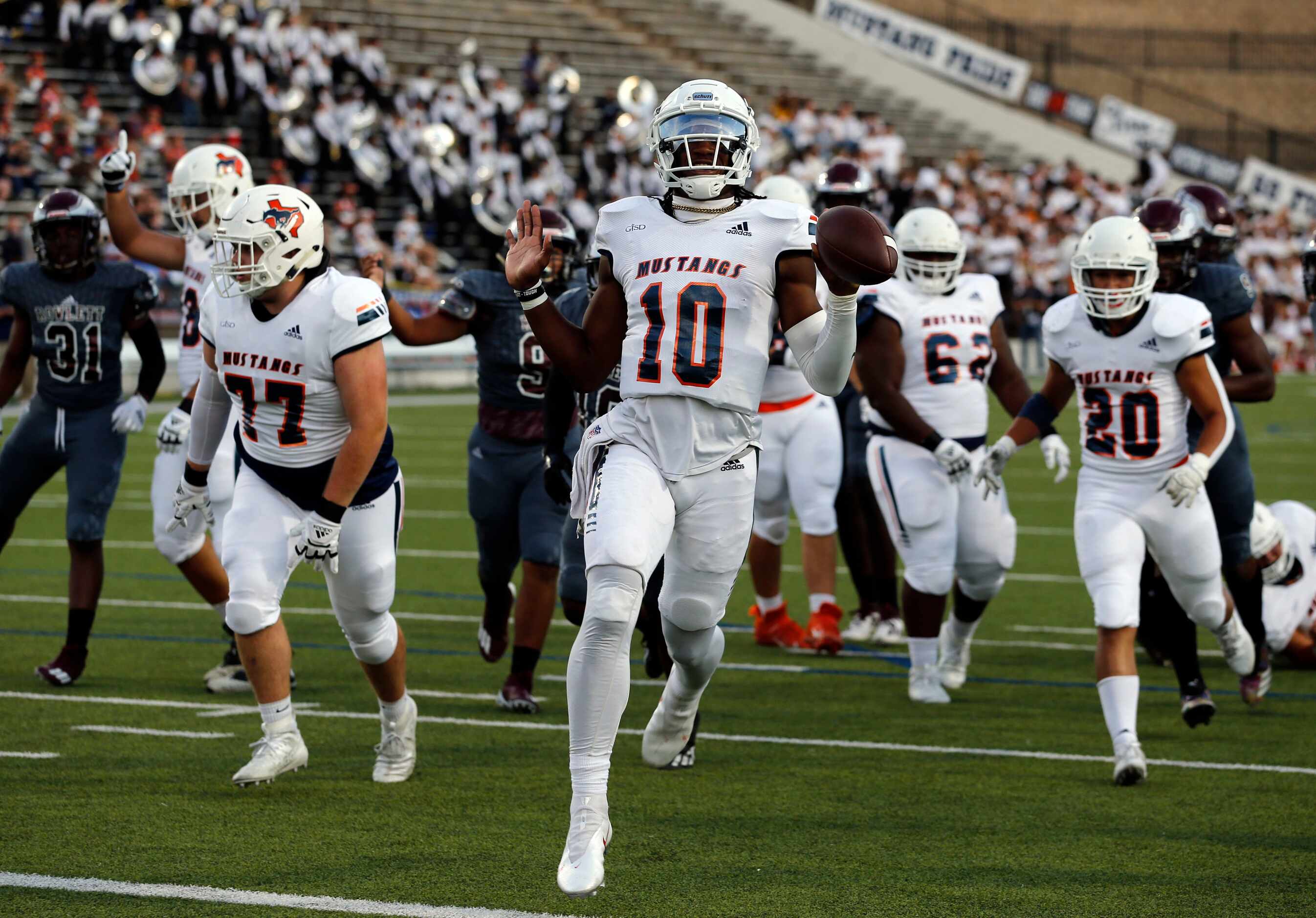 Sachse QB Alex Orji (10) strolls in for the team’s first touchdown of the night during the...