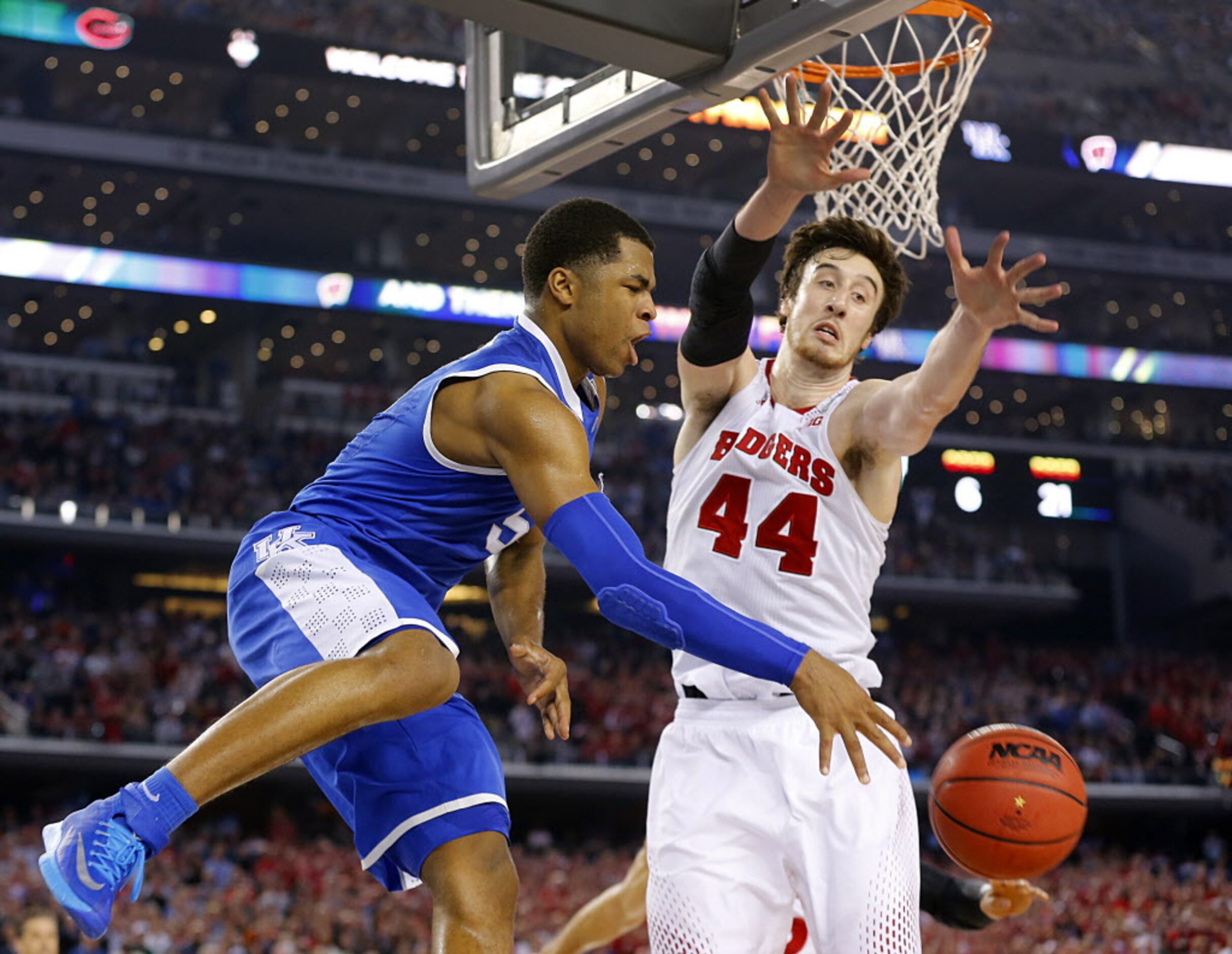 Kentucky Wildcats guard Andrew Harrison (5) looks to pass on the baseline as Wisconsin...