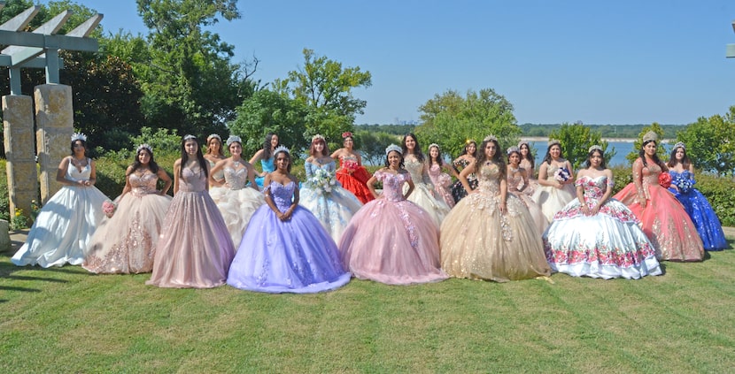 Quinceañeras desfilaron la mañana del sábado 10 de septiembre en el Dallas Arboretum para...