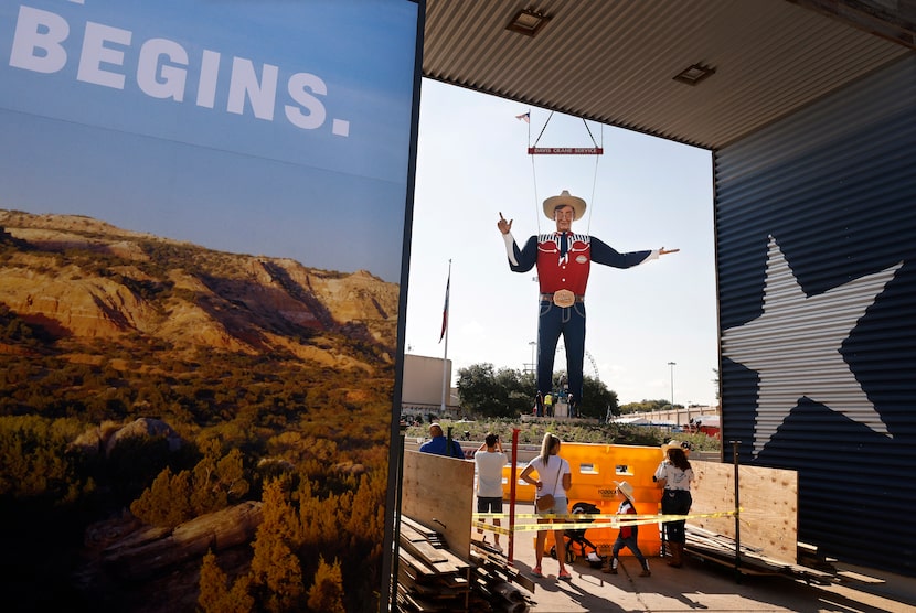 Big Tex fue levantado la mañana del viernes 17, una semana antes de la gran jornada...