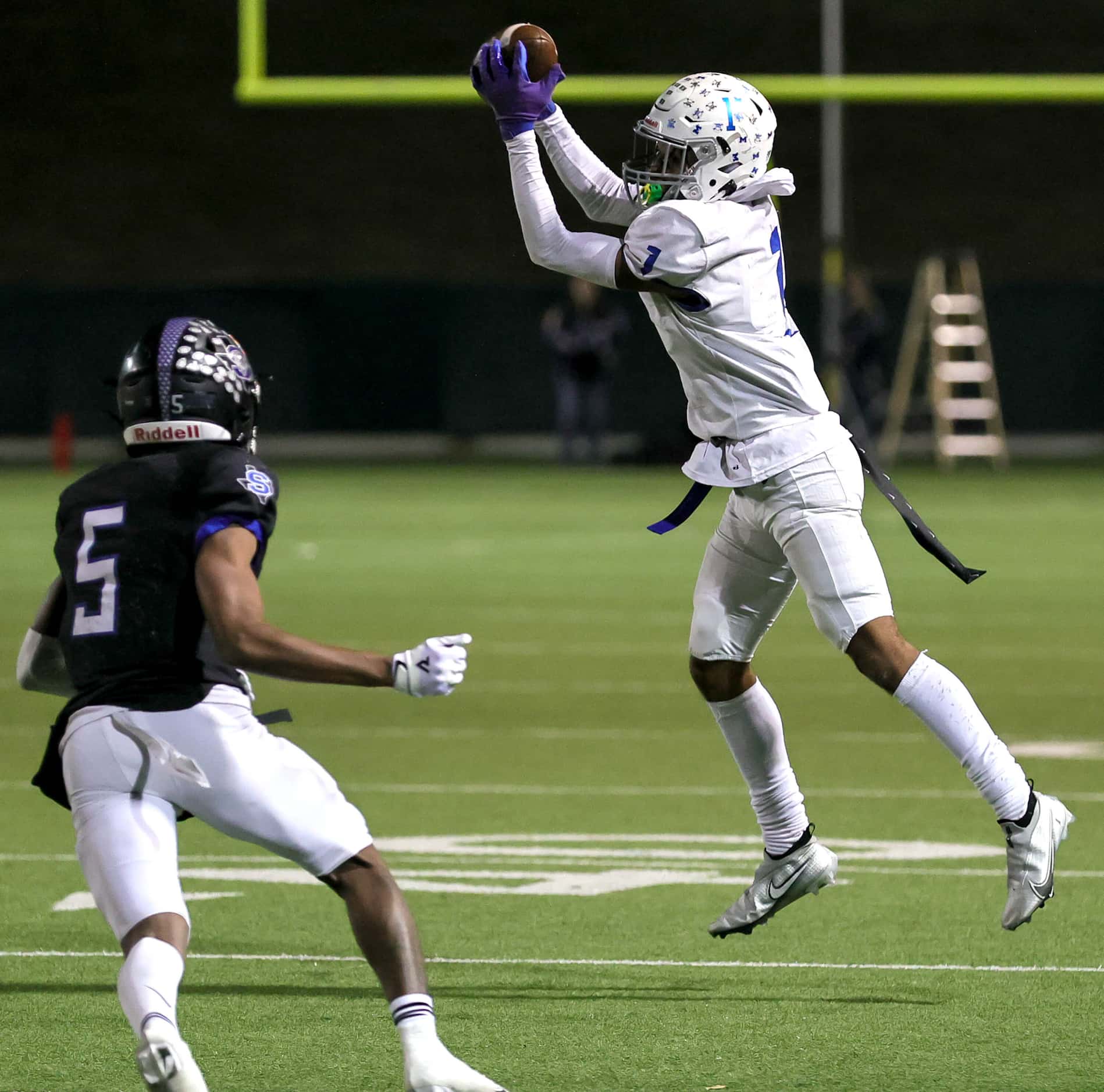 Midlothian wide receiver Xavionte Jackson (1) comes up with a reception in front of...