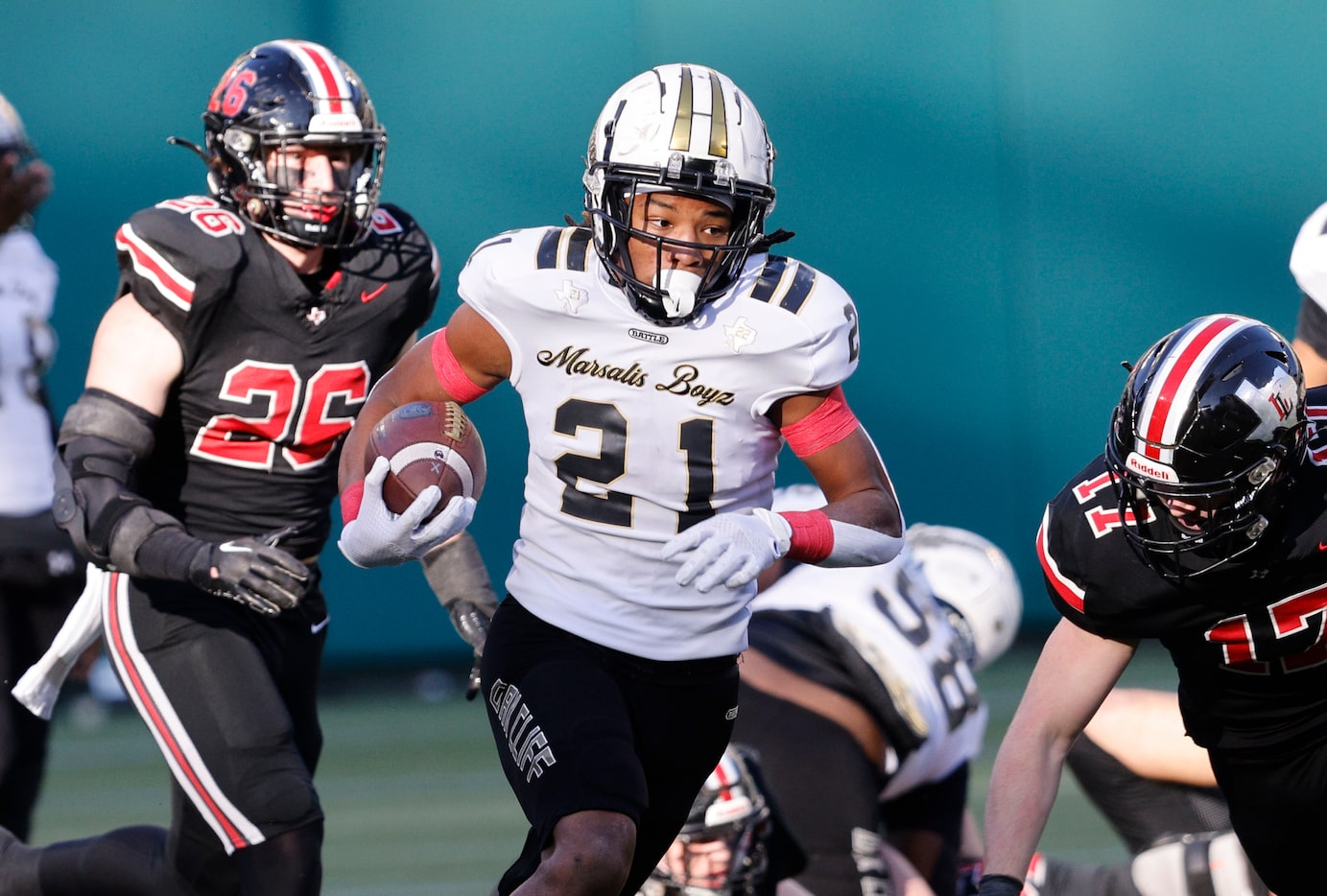 South Oak Cliff's Danny Green (21)  carries the ball against Lovejoy's Payton Pierce (26)...