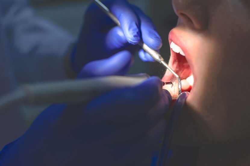 Intervención en la dentadura de una paciente.