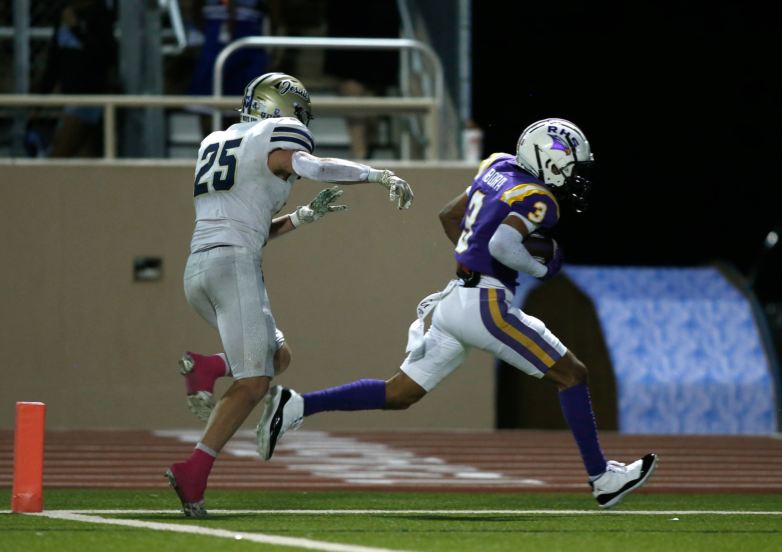 Richardson wide receiver Evan Tabora (3) scores a touchdown as Jesuit linebacker Julien Bird...