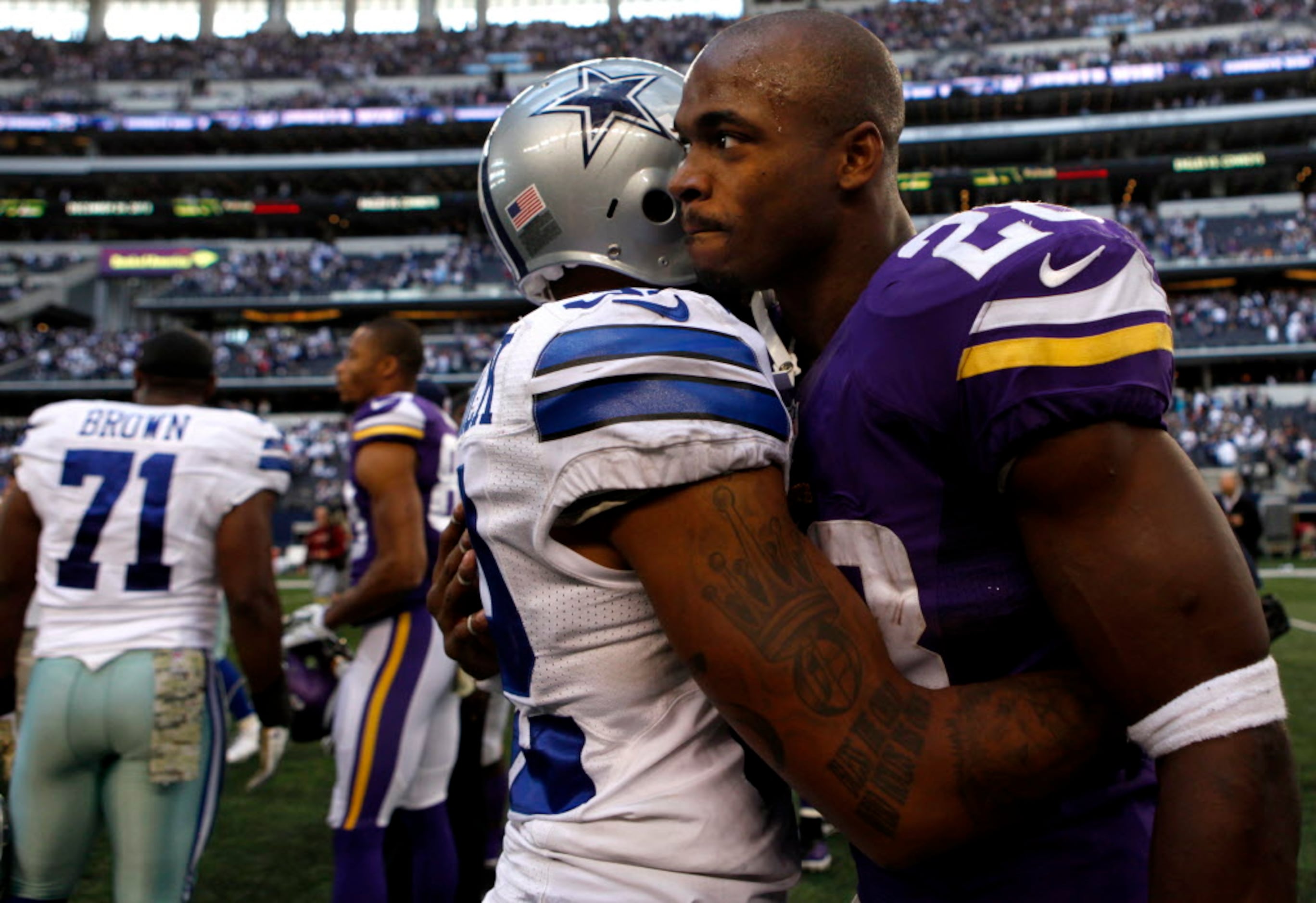 SEE IT: Adrian Peterson carried through restaurants on way to