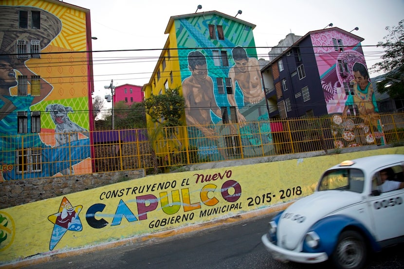 Un taxi recorren la Unidad Habitacional Cuahtémoc, lejos de la zona turística y las playas...