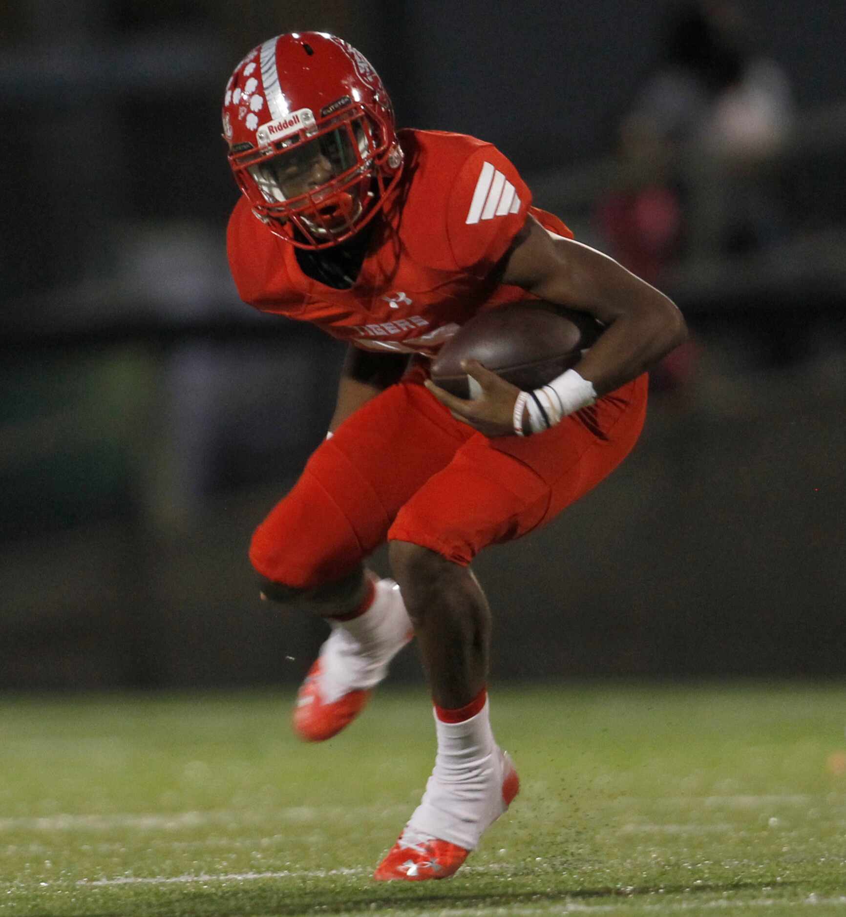 Terrell running back Draden Fulbright (22) makes a cut in the backfield on a rush during...